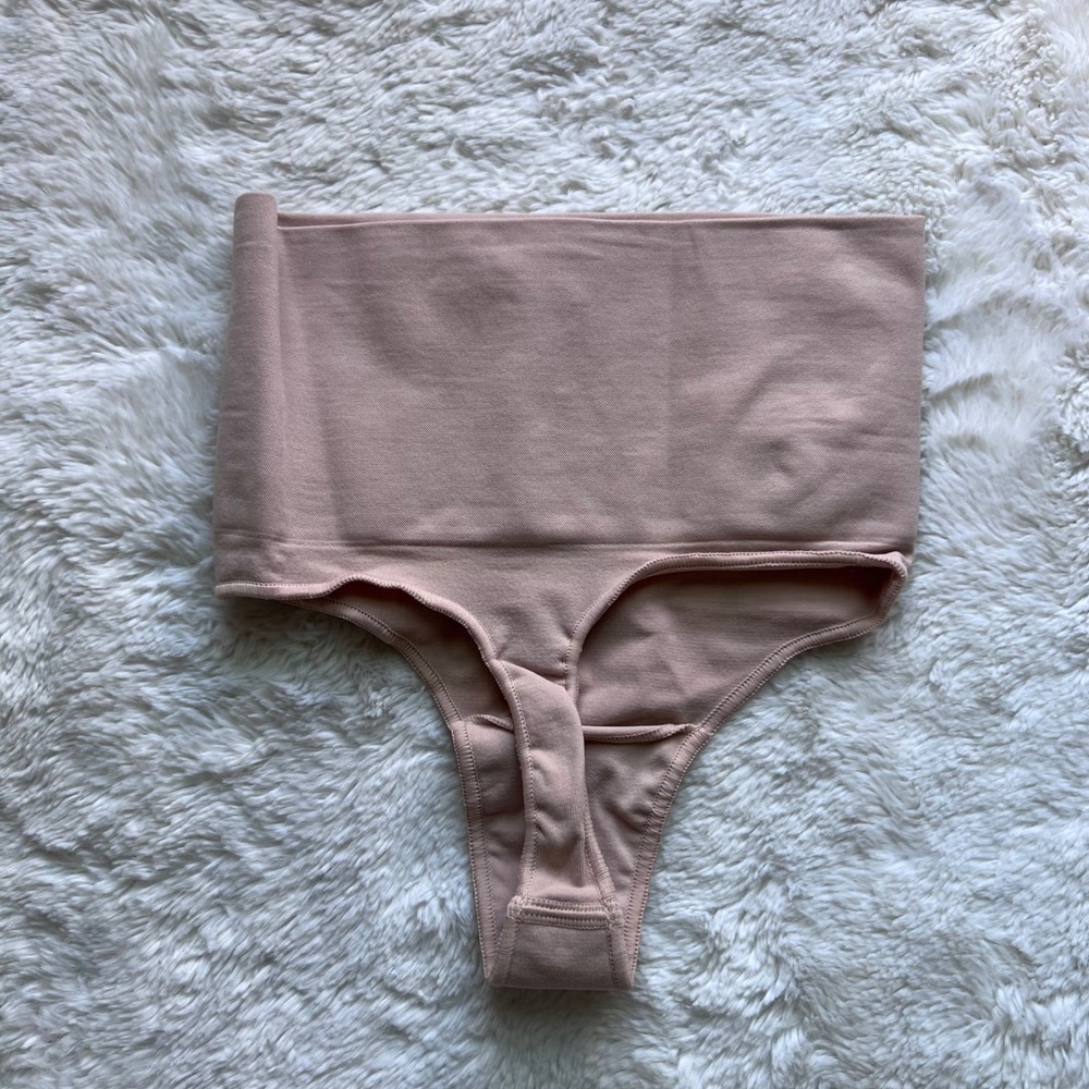 SKIMS Women's Sculpting High Waisted Thong Nude Shapewear Size S-M NWOT